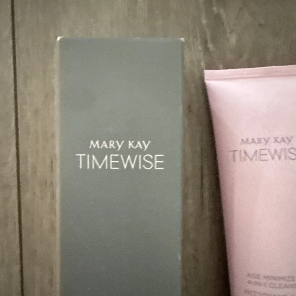 NIB Mary Kay TimeWise Age Minimize‎ 3D 4-in-1 Cleanser 4.5oz